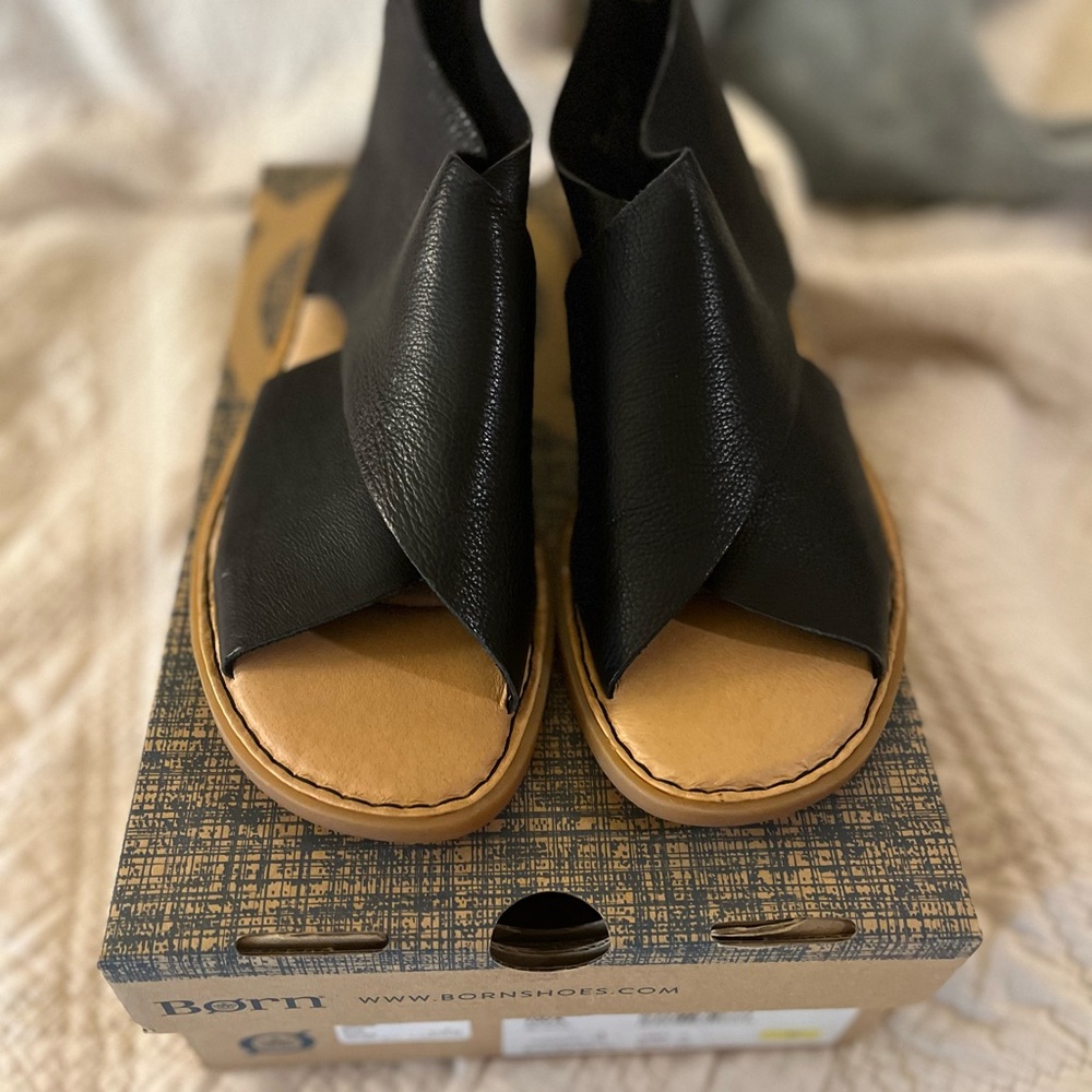 Born Black and Tan Sandals with Modern Minimalist Design *NWOT*